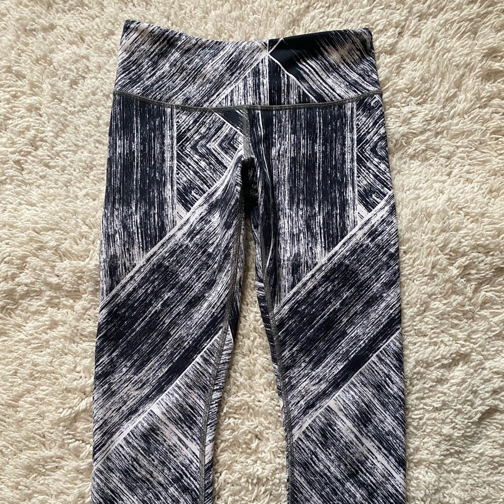 Lululemon cropped leggings size 4 multi colored